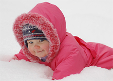 Чем занять ребенка на прогулке зимой чтобы полезно и не скучно было