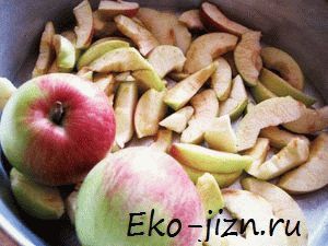 подготавливаем яблоки для шарлотки