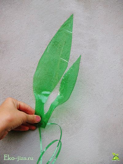 Соединить листья с лентой