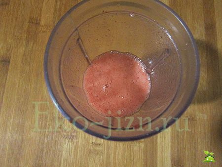 Маска из клубники лед. Klubnika. Kosmetika3%D0%B1. Маска из клубники лед фото. Маска из клубники лед-Klubnika. Kosmetika3%D0%B1. картинка Маска из клубники лед. картинка Klubnika. Kosmetika3%D0%B1. С наступлением долгожданного лета многие женщины применяют маски из клубники для лица. Эти ягоды очень вкусные, и полезные для организма. Они являются отличным косметическим средством для ухода за внешностью, при условии, что не вызывают у вас аллергии. Ведь клубника — сильный аллерген. Ягоды можно применять как в свежем, так и в замороженном виде. Клубничные маски обладают многими полезными свойствами. Их легко приготовить в домашних условиях.