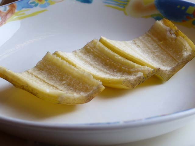 Нарезать банановую шкурку