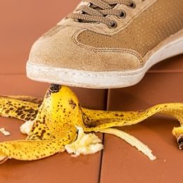 6 необычных, но практичных способов применения банановой кожуры. Не выбрасывайте — это ценно!